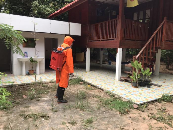 เทศบาลตำบลหนองบัวสะอาดได้เข้าทำความสะอาดสถานที่กักตัวประจำตำบล